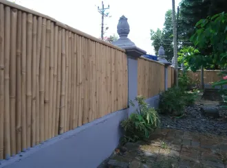 Das horizontale Ende für den Bambuszaun, 180 cm Länge. Witterungsschutz, geeignet für die Umzäunung in bis zu 5,5 cm Rohrstärke. 